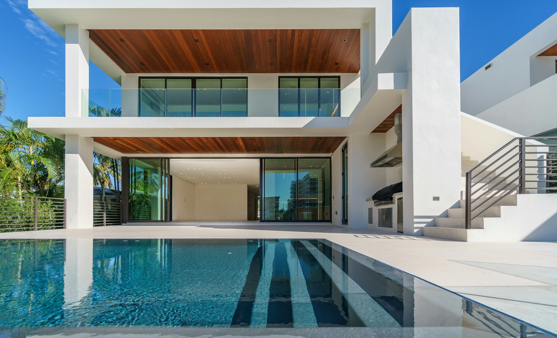 Casa contemporânea com forro de madeira e piscina